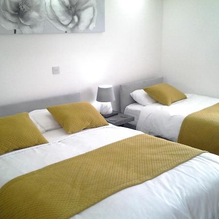 Lady Charlotte Guest Rooms Triple Rooms Dowlais Экстерьер фото