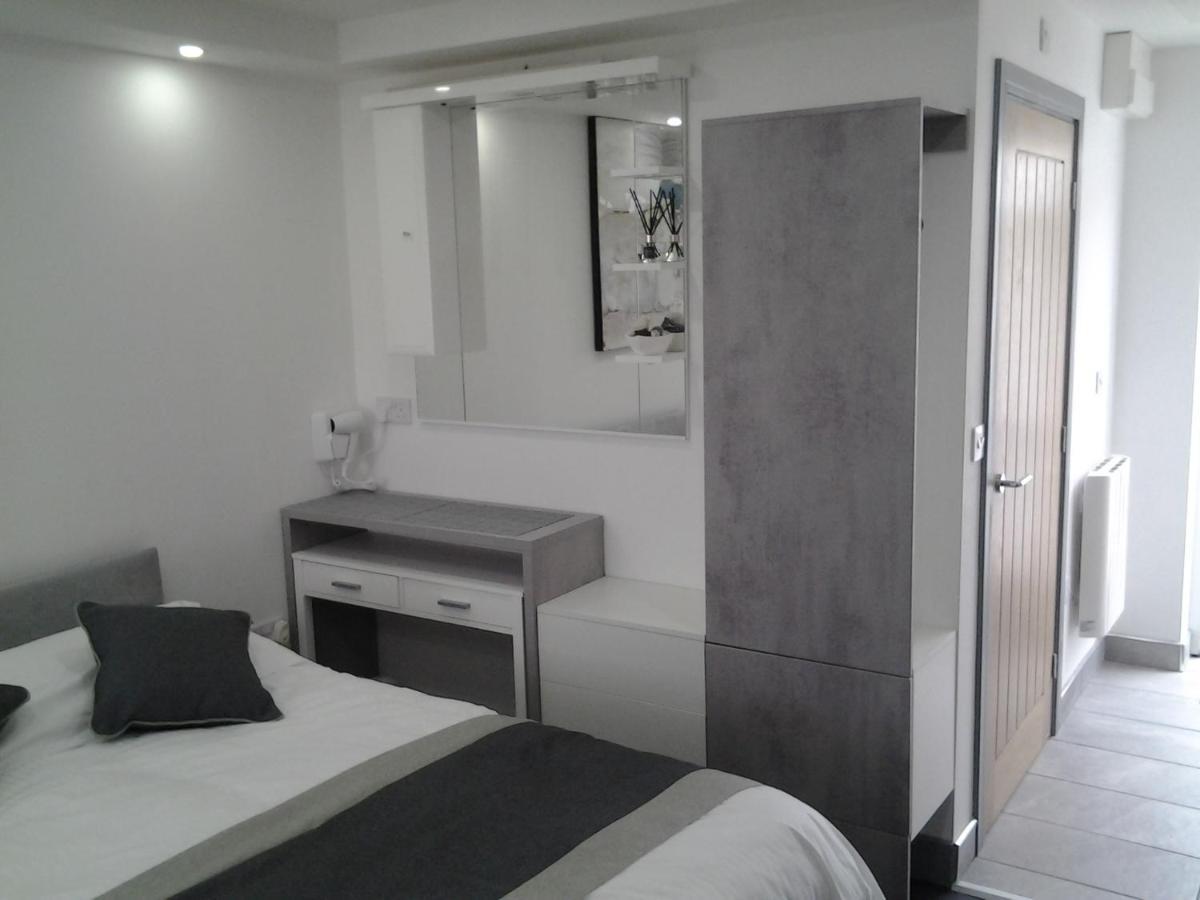 Lady Charlotte Guest Rooms Triple Rooms Dowlais Экстерьер фото