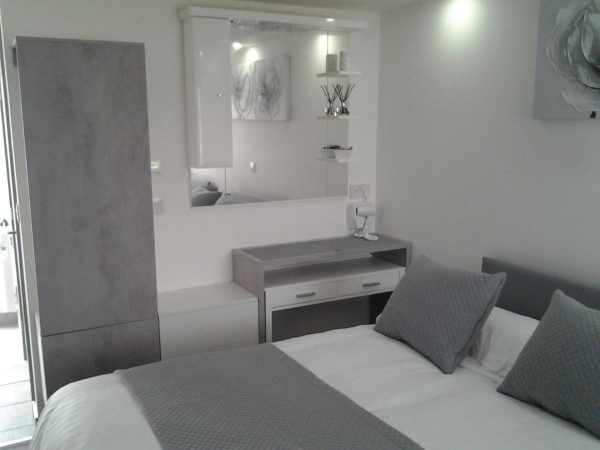 Lady Charlotte Guest Rooms Triple Rooms Dowlais Экстерьер фото