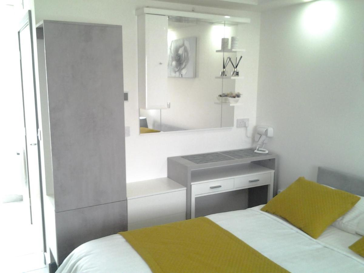 Lady Charlotte Guest Rooms Triple Rooms Dowlais Экстерьер фото