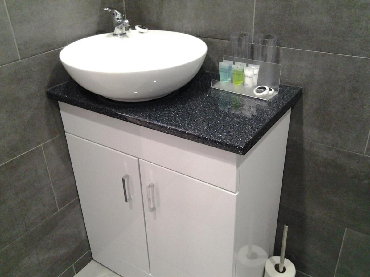 Lady Charlotte Guest Rooms Triple Rooms Dowlais Экстерьер фото